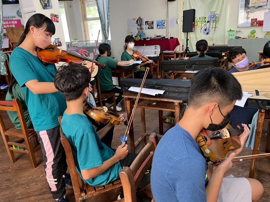 與鄉公所、和平社區合作開設小提琴課程